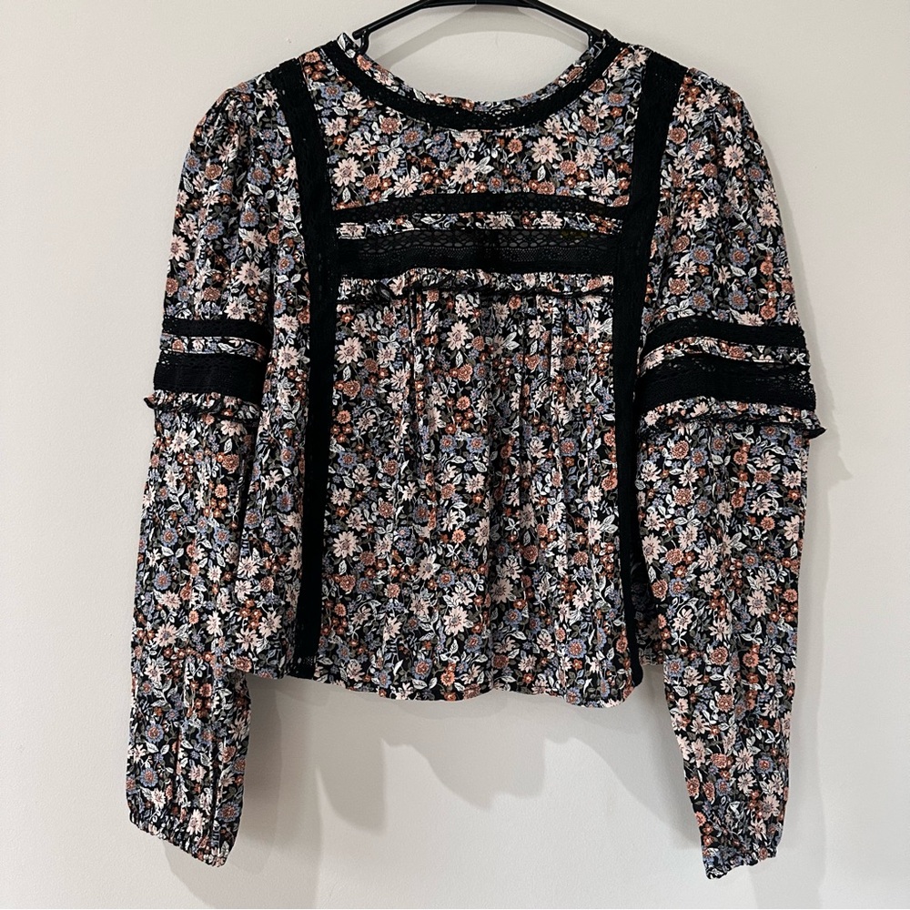American Eagle Black Floral Lace Trim Long Sleeve Open Tie Back Blouse Size XS